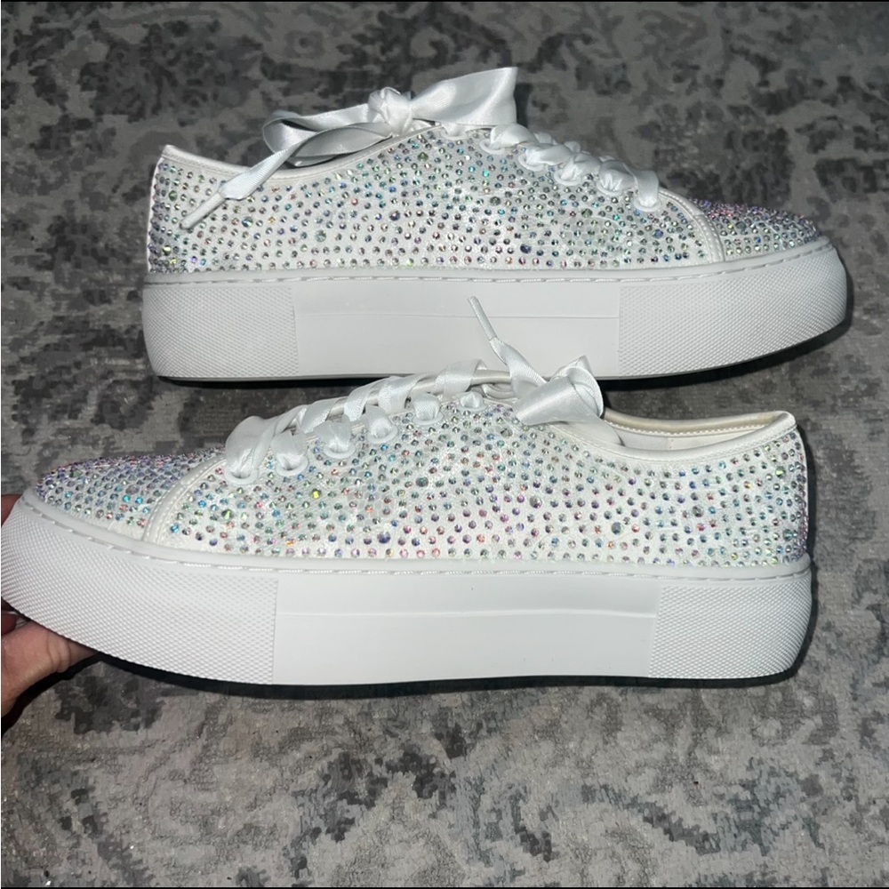 White tennis shoes